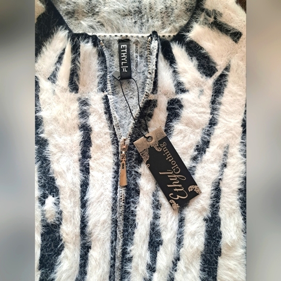 Ethyl Zebra Print Fuzzy Sweater Size XL - Picture 3 of 5